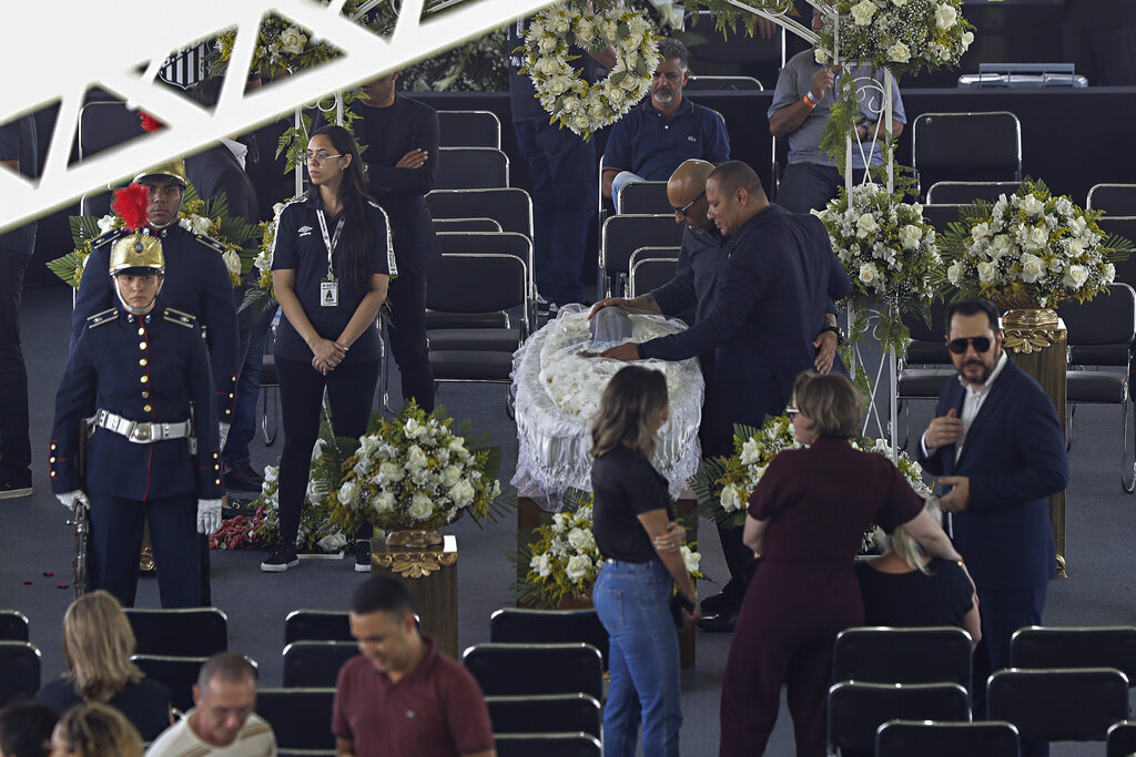 Brazilians Mourn Pele at the Stadium Where He Got His Start - In Pics ...