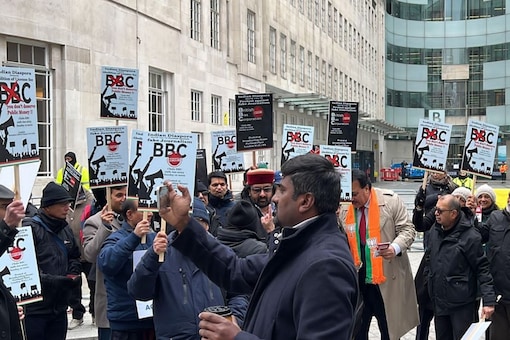 The Indian community protesting against the BBC documentary in London. (News18)