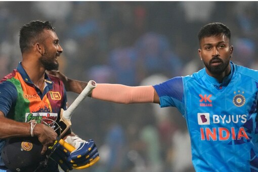 Dasun Shanaka and Hardik Pandya (AP Image)