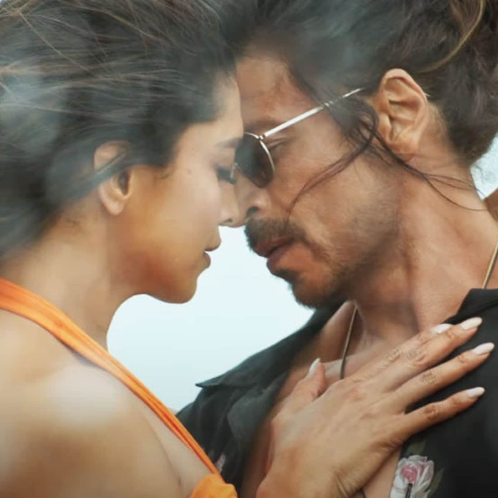 This throwback pic of Shah Rukh Khan kissing li'l Suhana speaks volumes of  their love – India TV