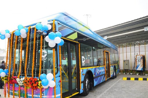 Delhi Electric Bus (Photo: Arvind Kejriwal Twitter)