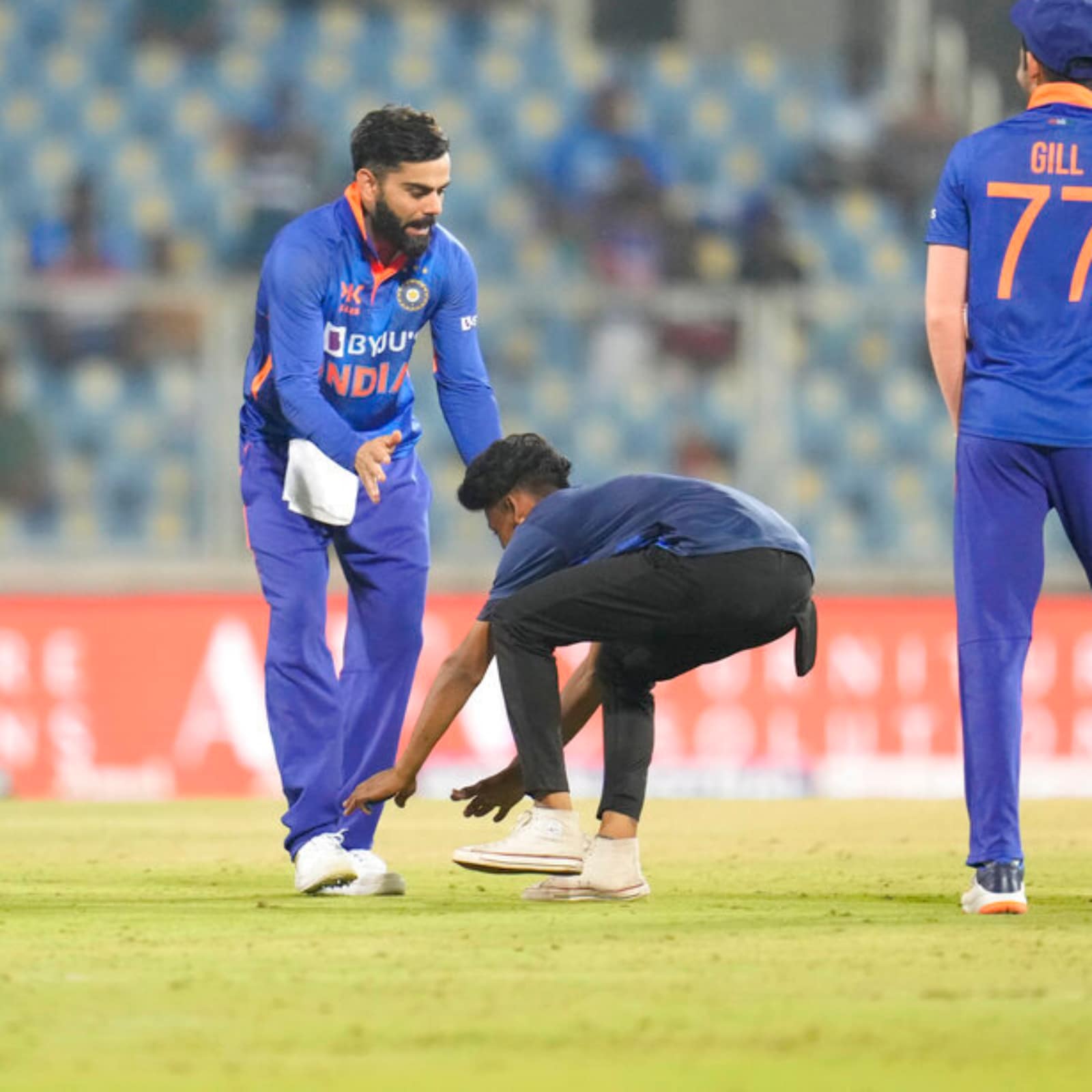 v SL: Fan Field, Touches Virat Feet As Team Mates Looked On - News18