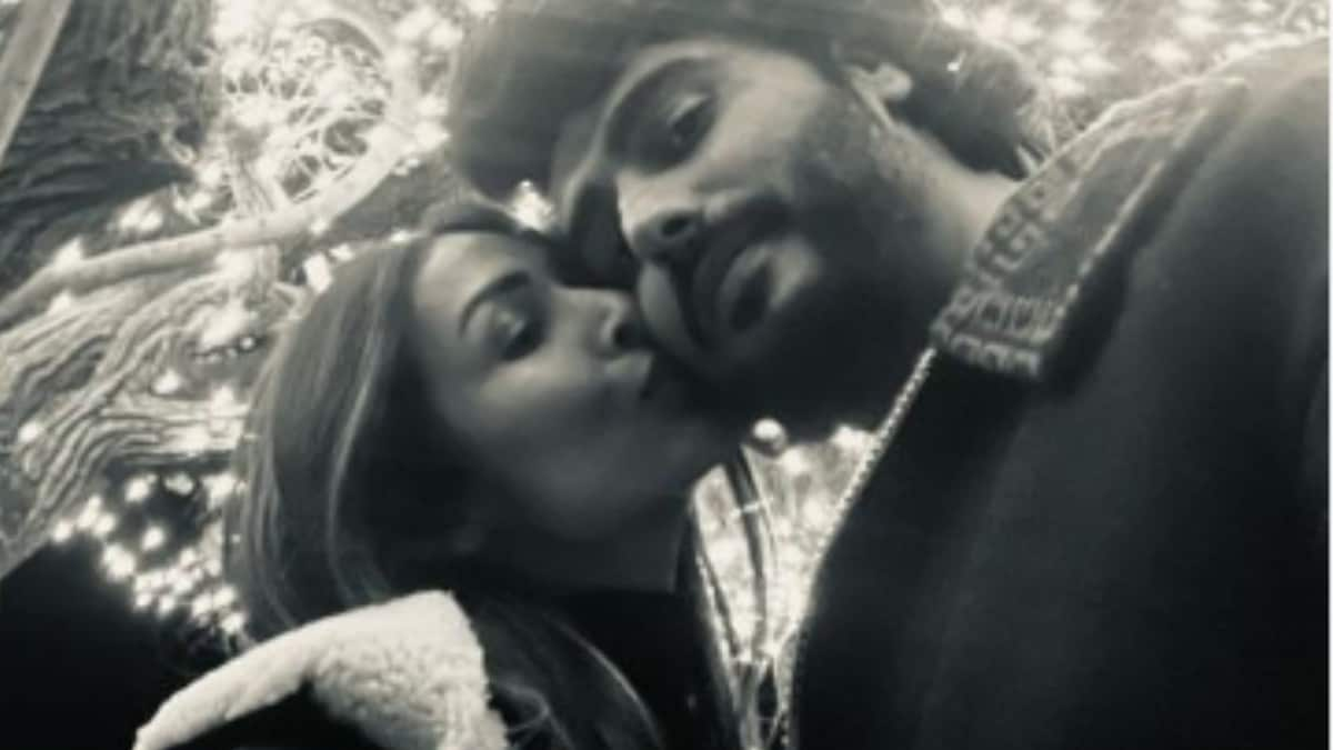 Malaika Arora Kisses Arjun Kapoor in Her 1st Instagram Post on New Year 2023; Pic Goes Viral