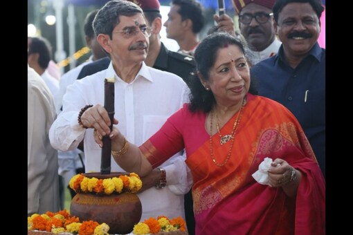 Governor RN Ravi celebrates Pongal by cooking rice in a traditional pot. (Twitter @rajbhavan_tn)