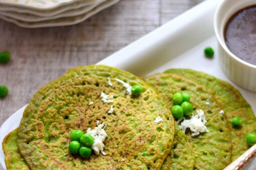 There are several healthy dishes that are delicious and can even aid in weight loss, such as the always delicious mattar cheela.