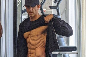 Hrithik Roshan Breaks The Internet With Drool-worthy Photos Of His Toned Abs, Check Out His Dashing Pictures