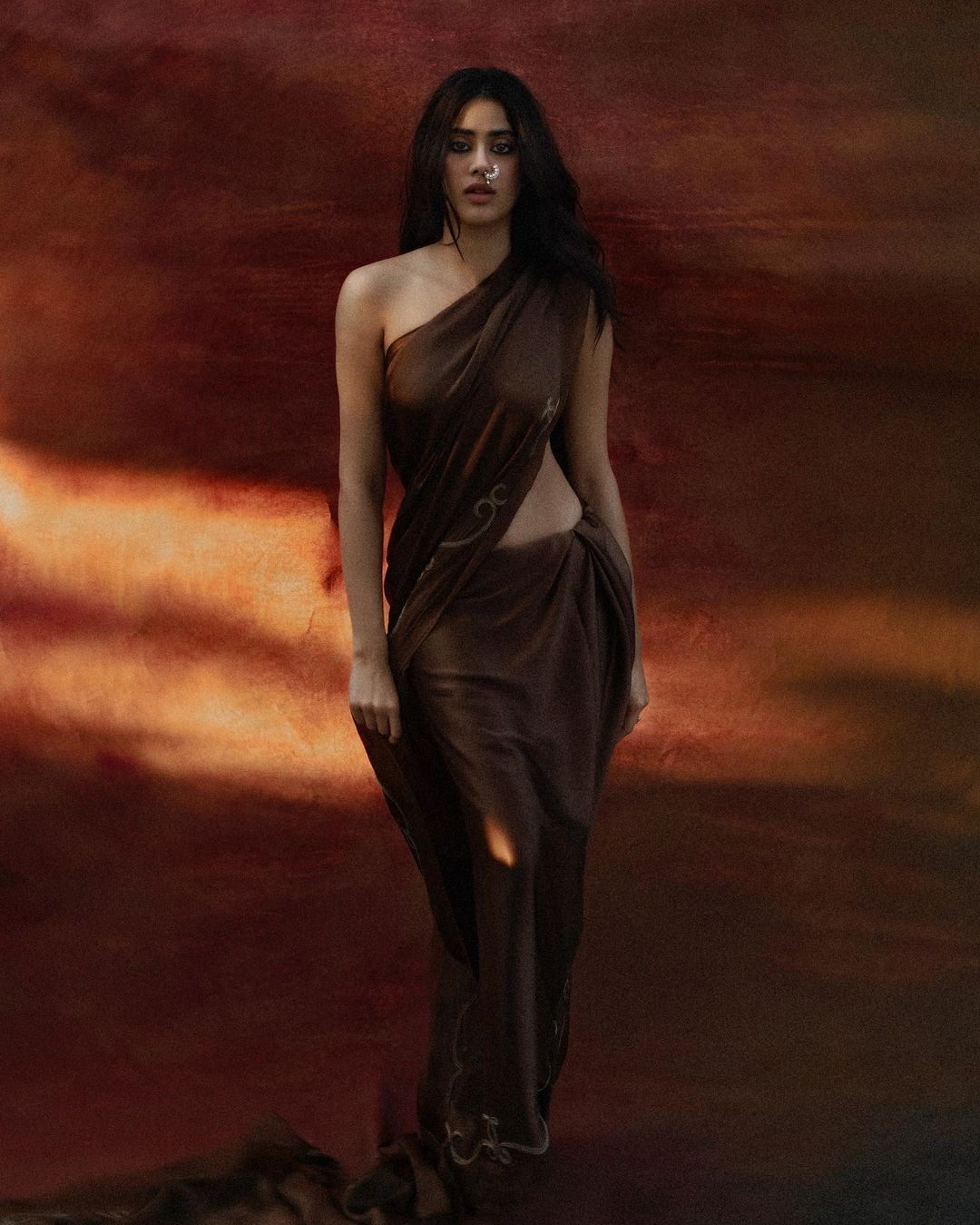 Janhvi Kapoor Makes Jaws Drop Wearing Brown Saree And Nose Pin, Check Out The Diva's Sexy Pictures Draped In The Six Yards - News18