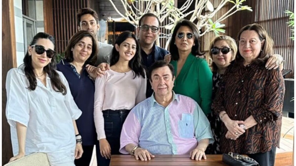 Karisma Kapoor Drops Pic of Her Lunch Squad ft Randhir Kapoor, Neetu Kapoor; Navya Nanda Joins