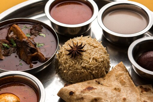 Kolhapuri food is impossible without the Tambda-Pandhra. Both these fine soupy, spicy gravies are eaten with ‘Mutton Loncha’ or a Mutton Pickle. (Photo: Shutterstock) 