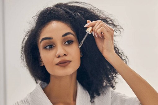Face oils shouldn't be used on skin that is prone to breakouts and clogging because doing so might induce an overproduction of sebum and the emergence of acne.