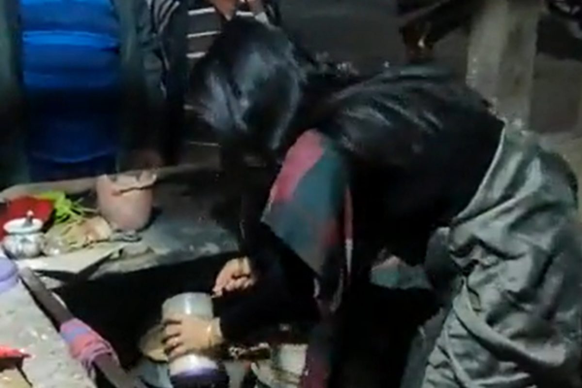 सड़क किनारे चाय बनाती दिखीं TMC सांसद महुआ मोइत्रा