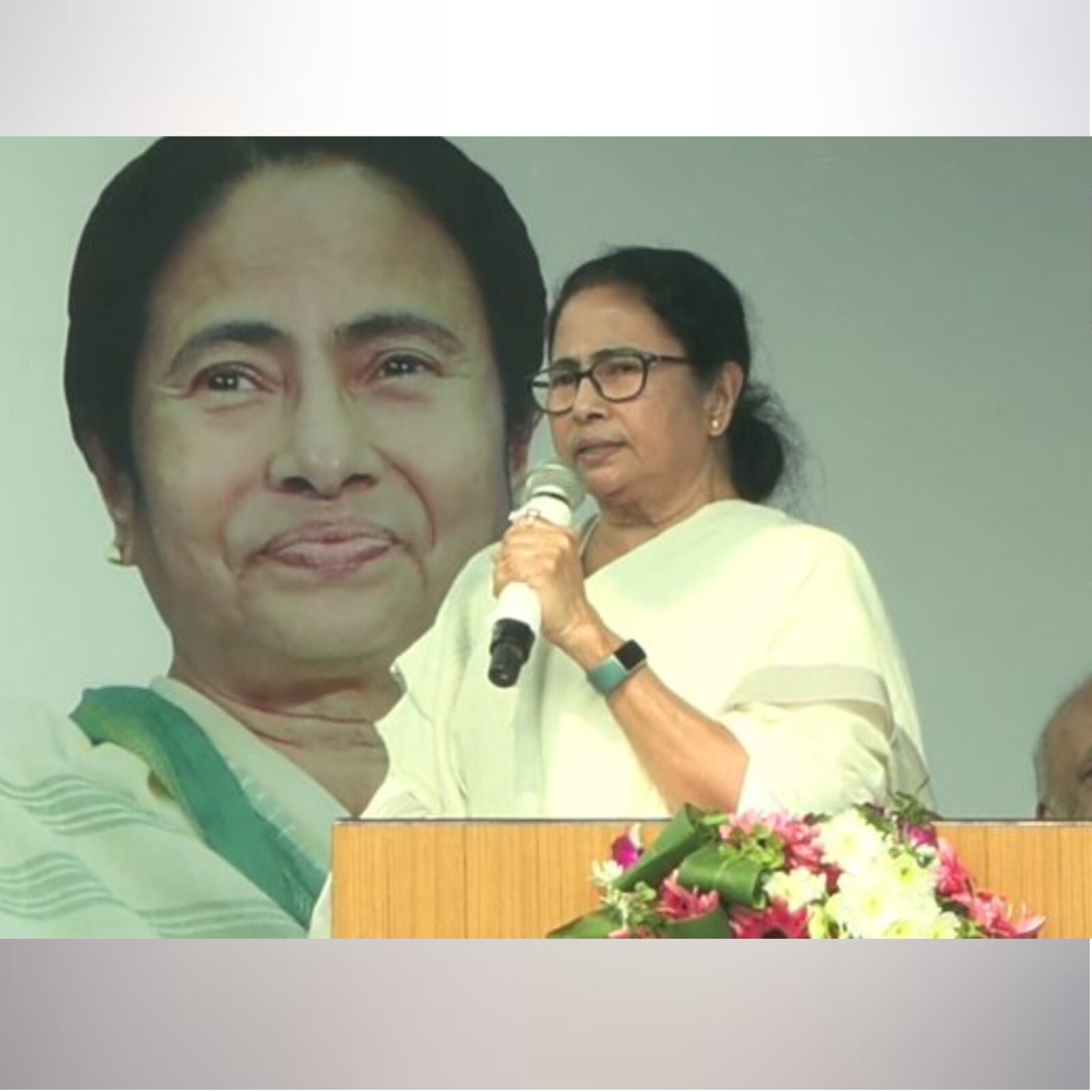 India Today Conclave East 2017: CM Mamata Banerjee paints on stage - India  Today