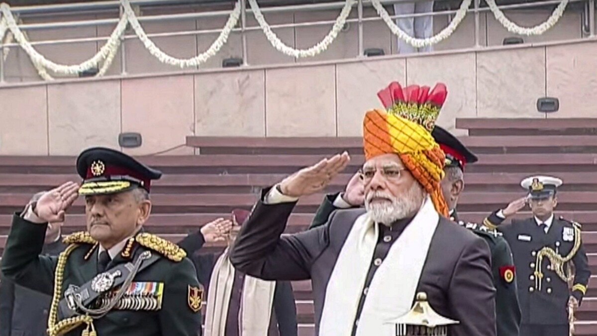 Republic Day 2023: PM Dons Multi-color Rajasthani Turban with Black & White Attire; President Murmu Wears Odisha Silk Saree