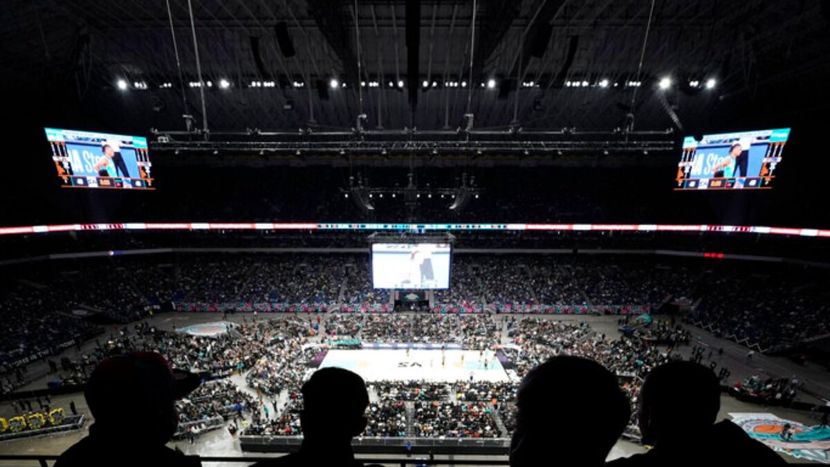 Golden State Warriors Rout San Antonio Spurs in Front of Record NBA Crowd