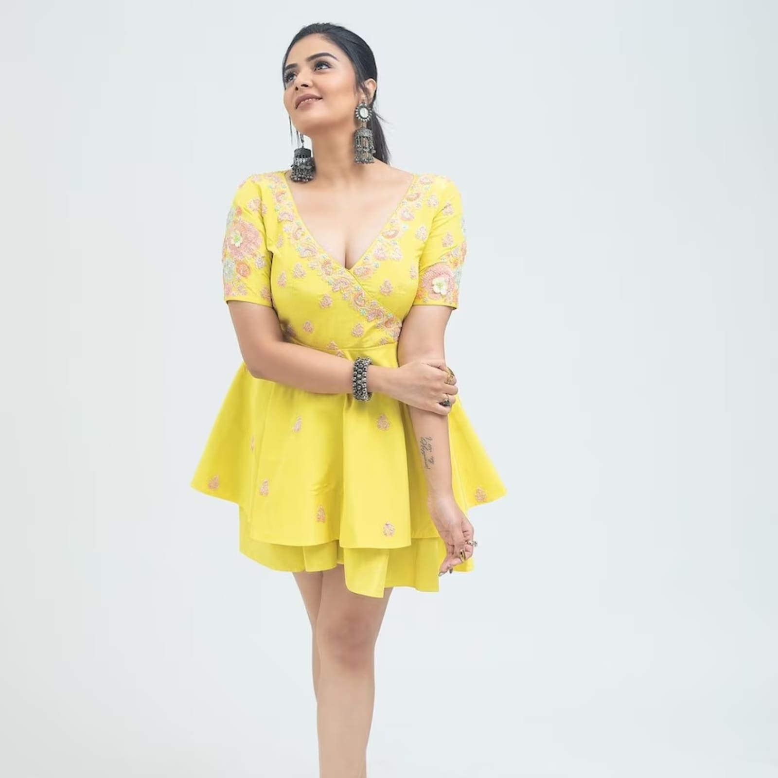 Telugu Actress Sreemukhi Looks Adorable In Her Yellow Flared Mini Dress -  News18