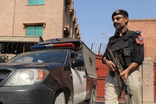 Police officials have cordoned off the blast area in Peshawar (Image: Reuters/Representative)