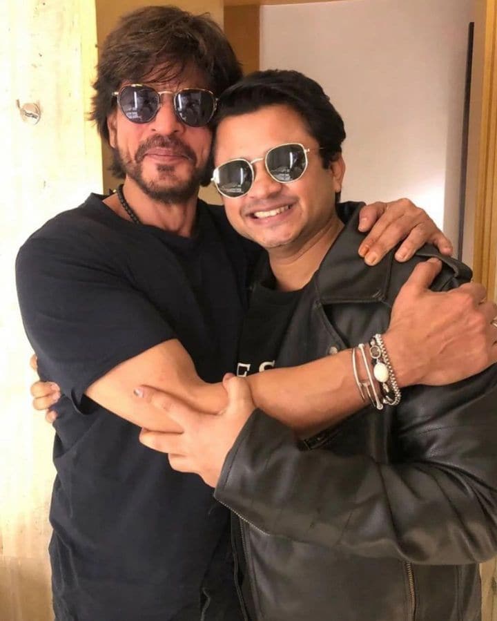 Shah Rukh Khan's Adorable Moment With Fan Goes Viral, Check Out The Superstar's Heartwarming Photos With His Fans - News18