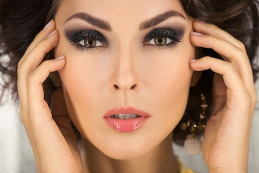 Use a muted brown or a pinkish-brown for the transition – these colors help blend the dramatic color of your smokey eye makeup like a dream