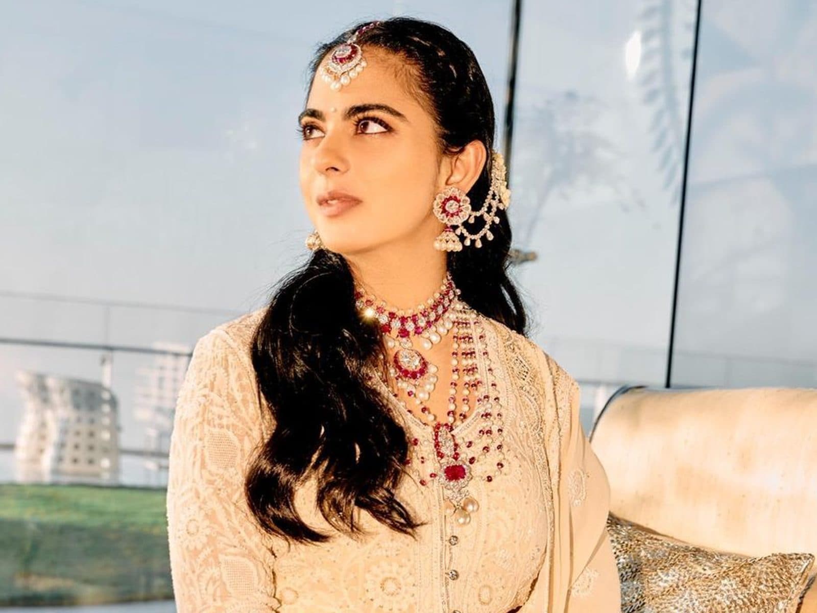 Isha Ambani wore a stunning Sabyasachi lehenga for her haldi - Times of  India