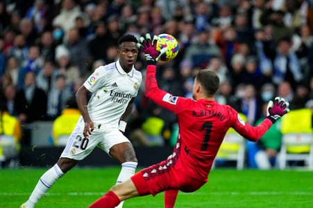 La Liga: Real Sociedad Goalkeeper Alex Remiro Stars as Real Madrid Drop Points in Title Race