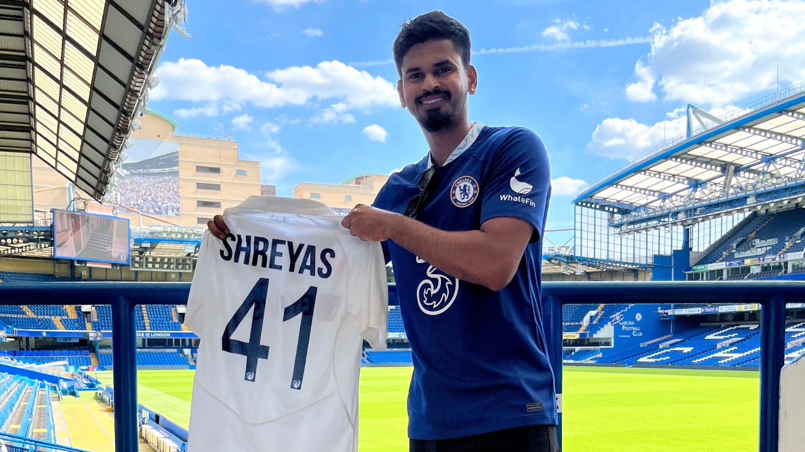 Chelsea left-back Ben Chilwell gifts a jersey to Shreyas Iyer. 📸: Chelsea  . . #ShreyasIyer #Chelsea #Cricket #Football #CricTracker