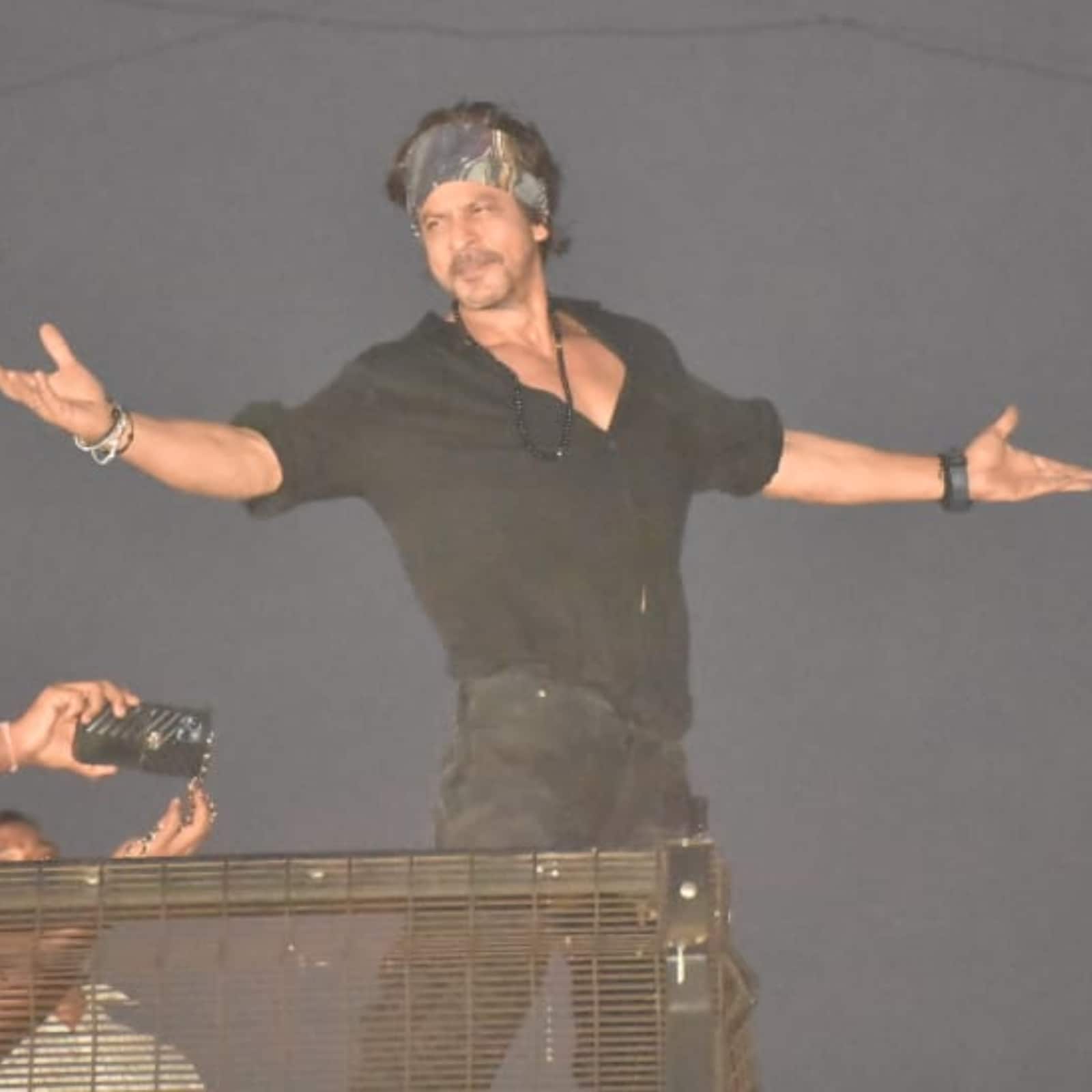 Watch: Shah Rukh Khan Is Back To Doing His Signature Pose