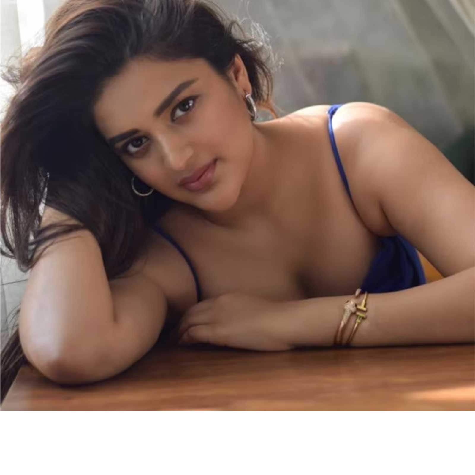 Telugu Heroine Anushka Sex - Telugu Actress Nidhhi Agerwal Looks Stunning In Black Shirt, See Pics -  News18