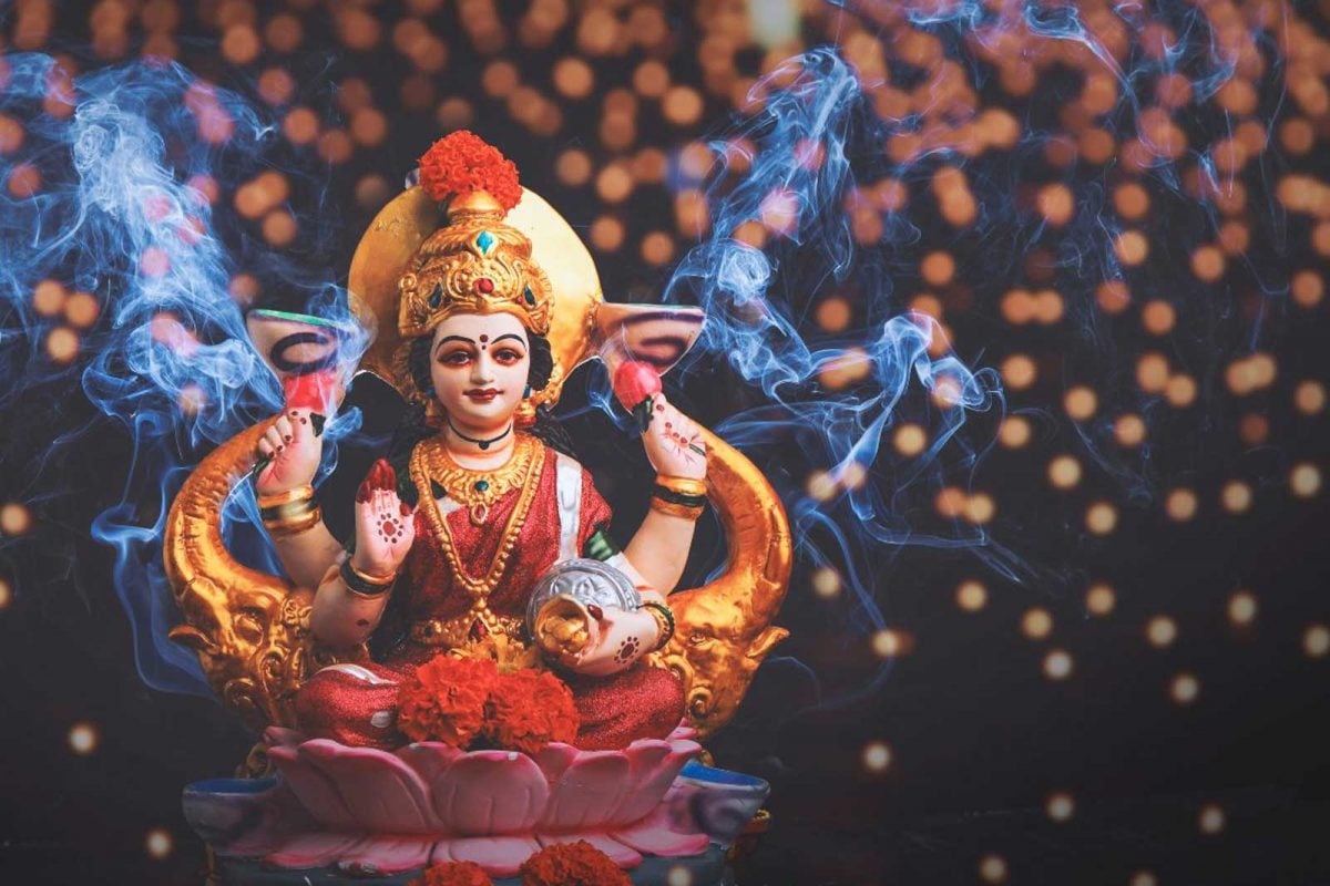 What Is The Correct Way To Place Goddess Lakshmi's Photo Or Idol At Home? - News18