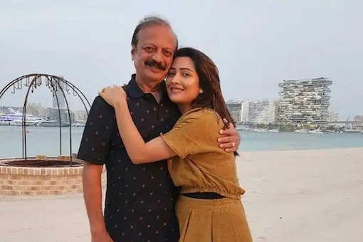 The lovely snap captured the former actress hugging her father in an outdoor setting, beside a tranquil beach.
