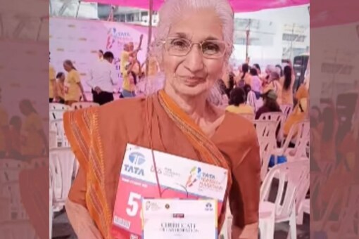 Viral Video: Old lady stuns everyone by running for the Tata Mumbai Marathon, internet calls her a hero (Photo Credits: Instagram/@inforstyle)