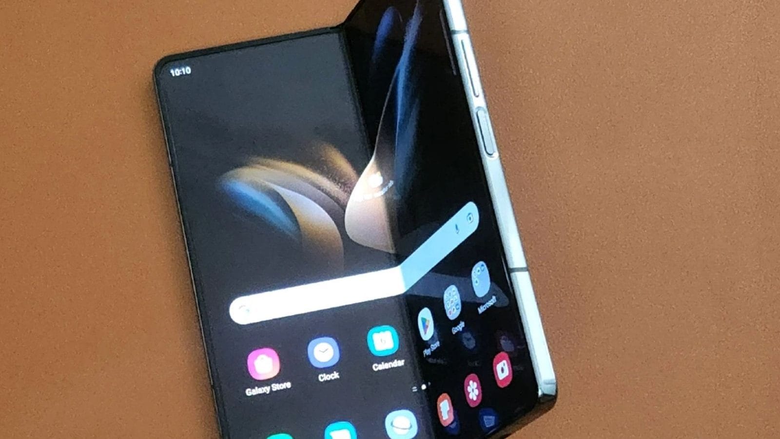 Read more about the article Samsung Galaxy Z Fold 5 Foldable Smartphone Likely To Come With ‘Droplet’ Style Hinge