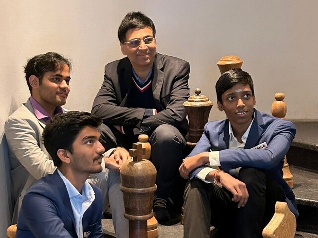 Viswanathan Anand hanging out with the boys. (Pic Credit: TW/vishy64theking)