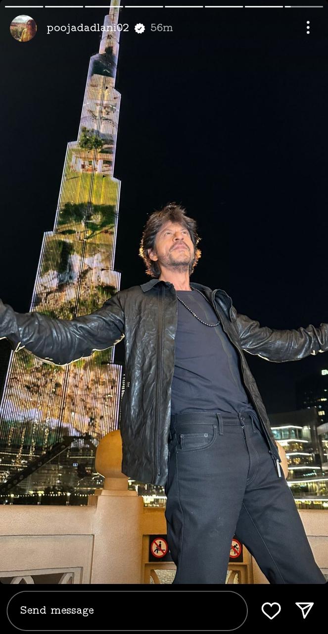 Shah Rukh Khan Greets Fans Outside Mannat And Strikes His Signature Pose |  Glamsham