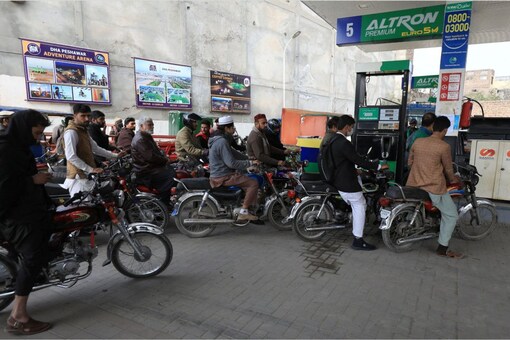 People wait for their turn to get fuel at a petrol station in Peshawar, Pakistan January 30, 2023. REUTERS/Fayaz Aziz