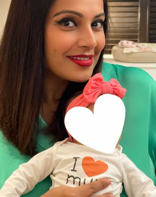 Bipasha Basu looks beautiful as she dresses up Devi in a cute hairband. (Image: Instagram) Bipasha Basu looks beautiful as she dresses up Devi in a cute hairband.