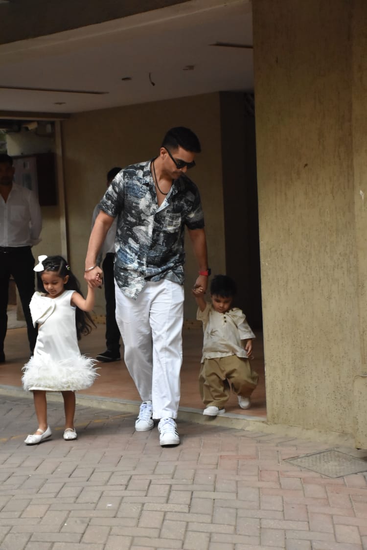 Angad Bedi and his kids seen at the birthday bash of Jeh Ali Khan. (Image: Viral Bhayani) Angad Bedi and his kids seen at the birthday bash of Jeh Ali Khan.
