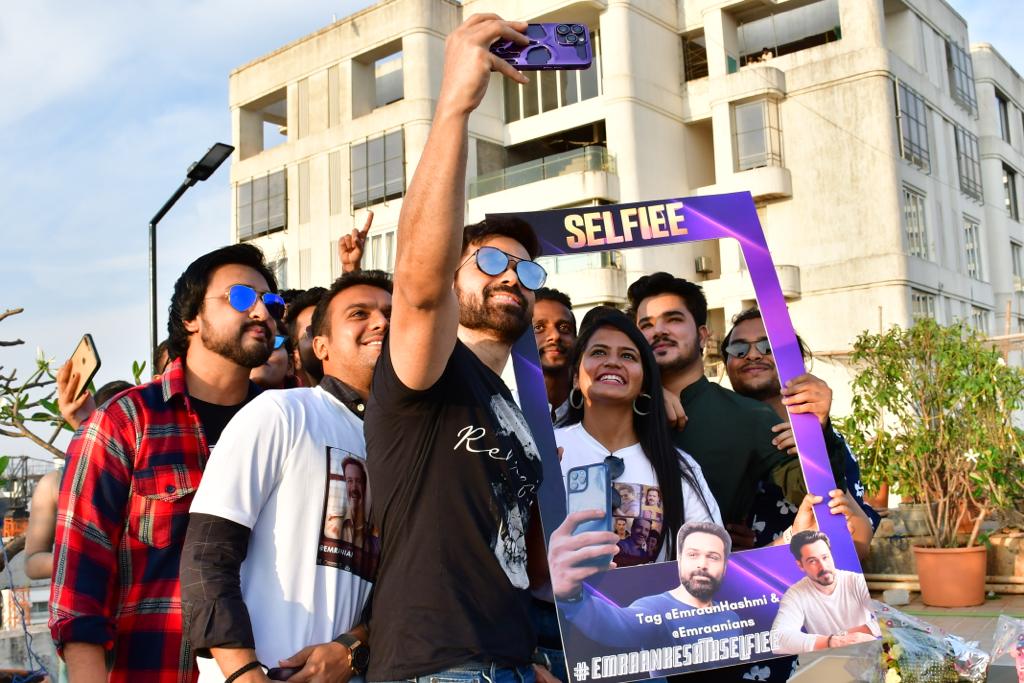 Emraan Hashmi takes a selfie with fans outside his residence. (Image: Viral Bhayani) Emraan Hashmi takes a selfie with fans outside his residence.