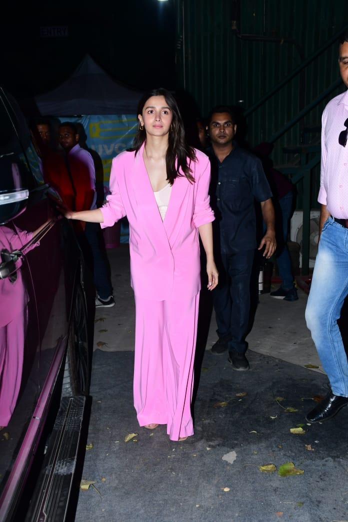 Alia Bhatt Looks Chic And Sexy In Oversized Pink Pantsuit, Check Out The  Diva's Drop-dead Gorgeous Pictures - News18