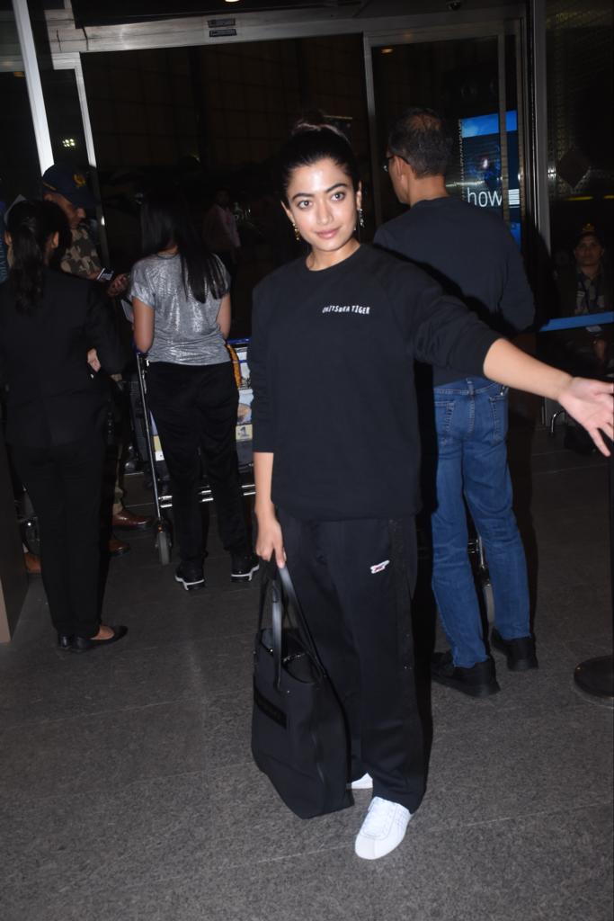 Rashmika Mandanna seen at the airport. (Image: Viral Bhayani) Rashmika Mandanna seen at the airport.