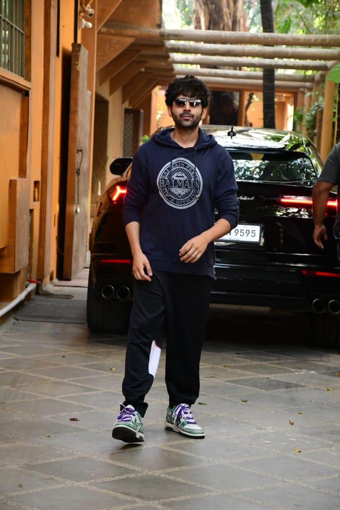 Kartik Aaryan seen arriving for a meeting. (Image: Viral Bhayani) Kartik Aaryan seen arriving for a meeting.