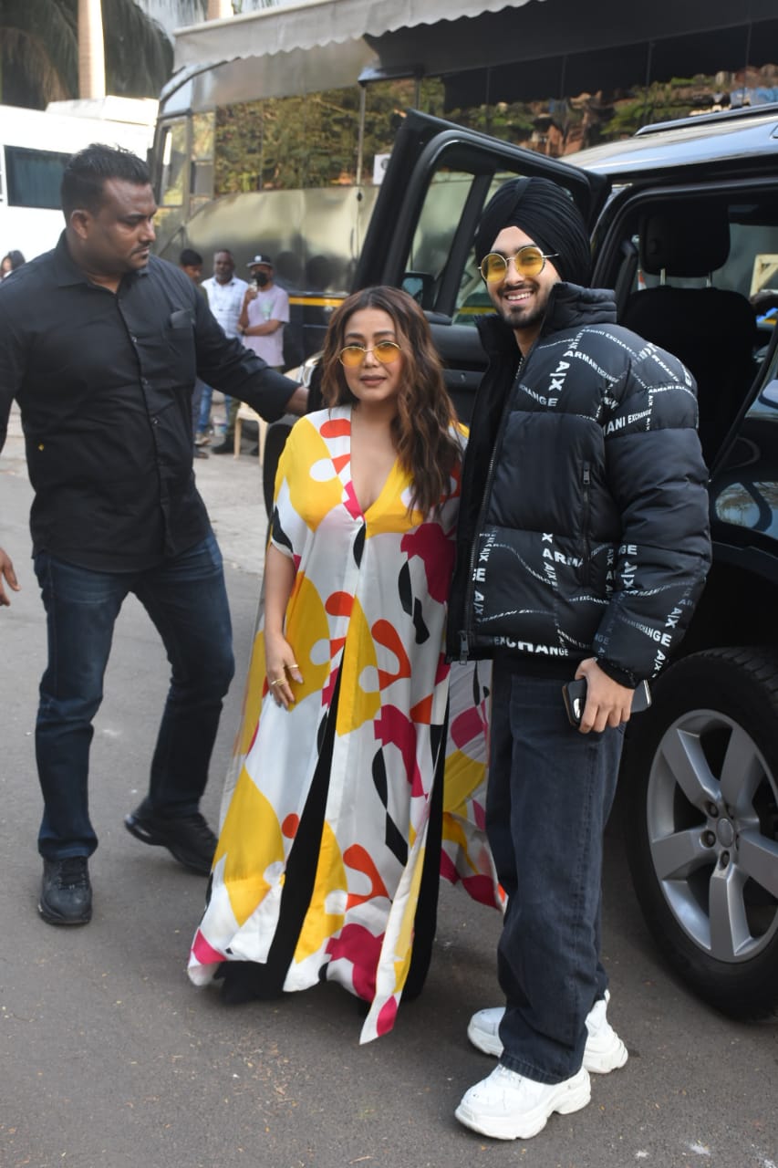 Neha Kakkar and Rohan Preet Singh seen at the airport. (Image: Viral Bhayani) Neha Kakkar and Rohan Preet Singh seen at the airport.