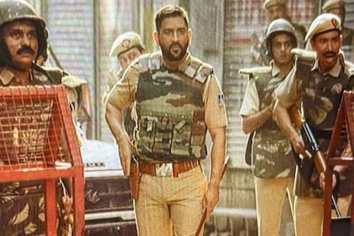 MS Dhoni's photo in a cop avatar went viral (Twitter Image)