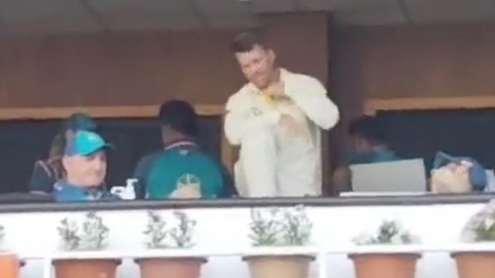 IND vs AUS: David Warner Obliges to do Pushpa’s ‘Mai Jhukega Nahi’ Move & Crowd Goes Gaga in Nagpur – WATCH