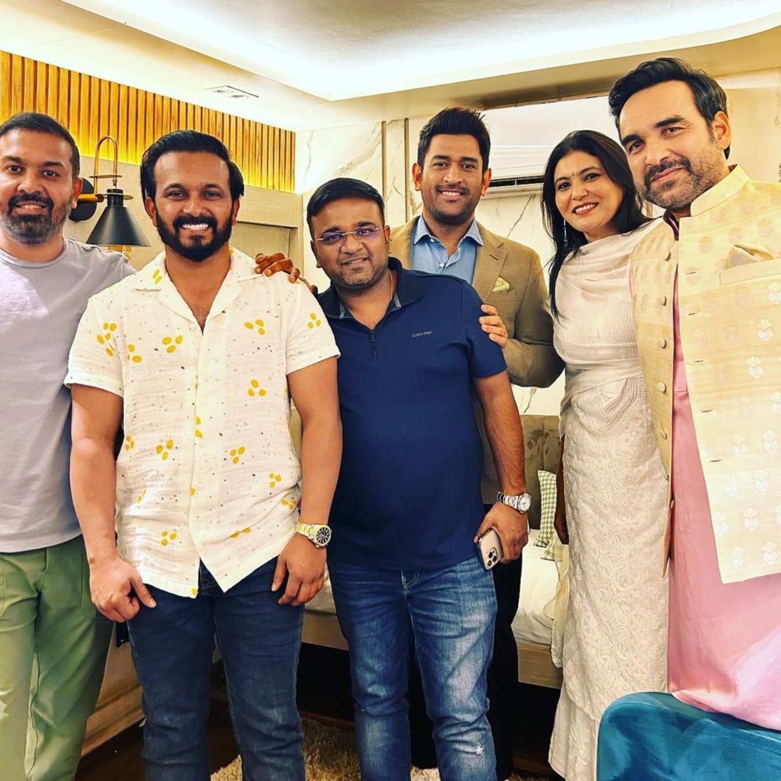 MS Dhoni करेंगे इस बॉलीवुड अभिनेता के साथ डेब्यू! जाने क्या है वायरल तस्वीरों का सच