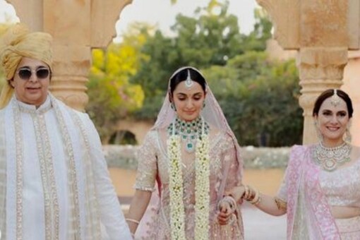 Kiara Advani Holds Her Parents Jagdeep Advani, Genevieve Advani Close In UNSEEN Wedding Pics