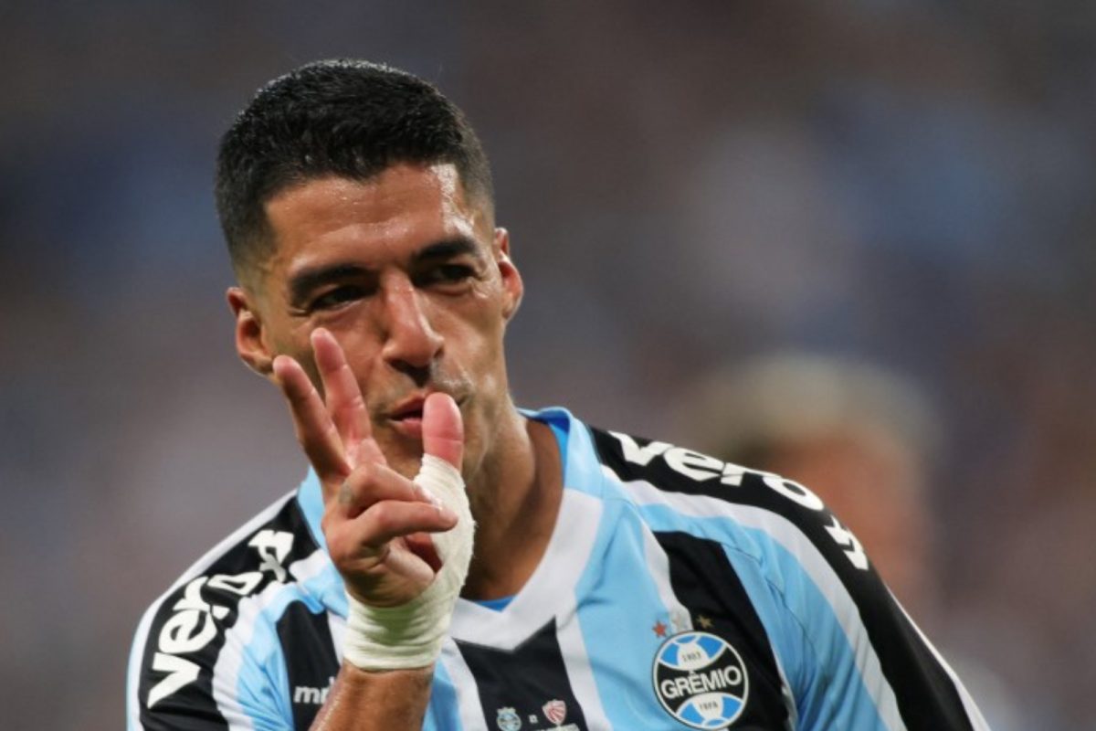 Luis Suárez welcomed by 30,000 fans at Brazil's Gremio arena