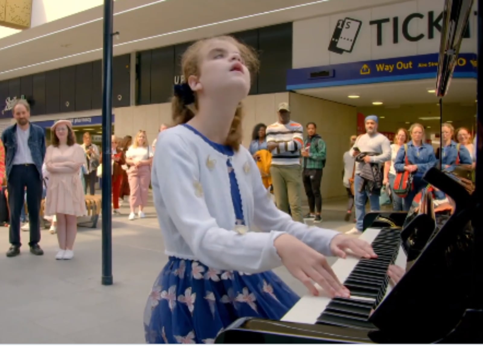 Watch: Blind Girl, 13, Plays Highly Coмplex Piano Piece