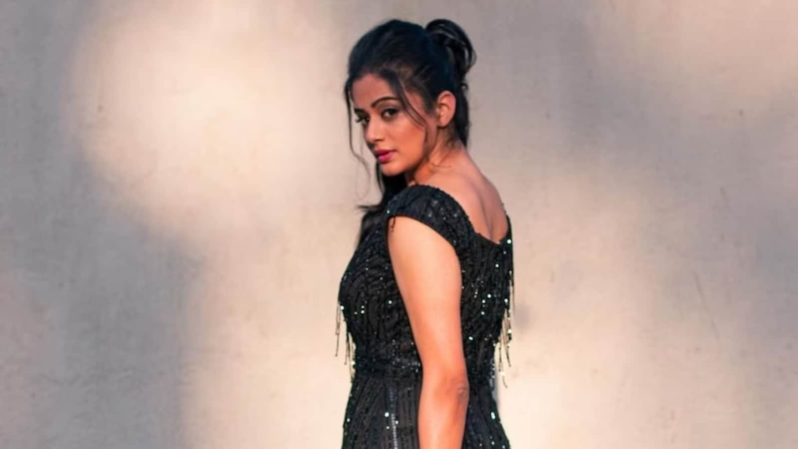 1600px x 900px - Actress Priyamani Looks Stunning In Black Gown, See Pics - News18