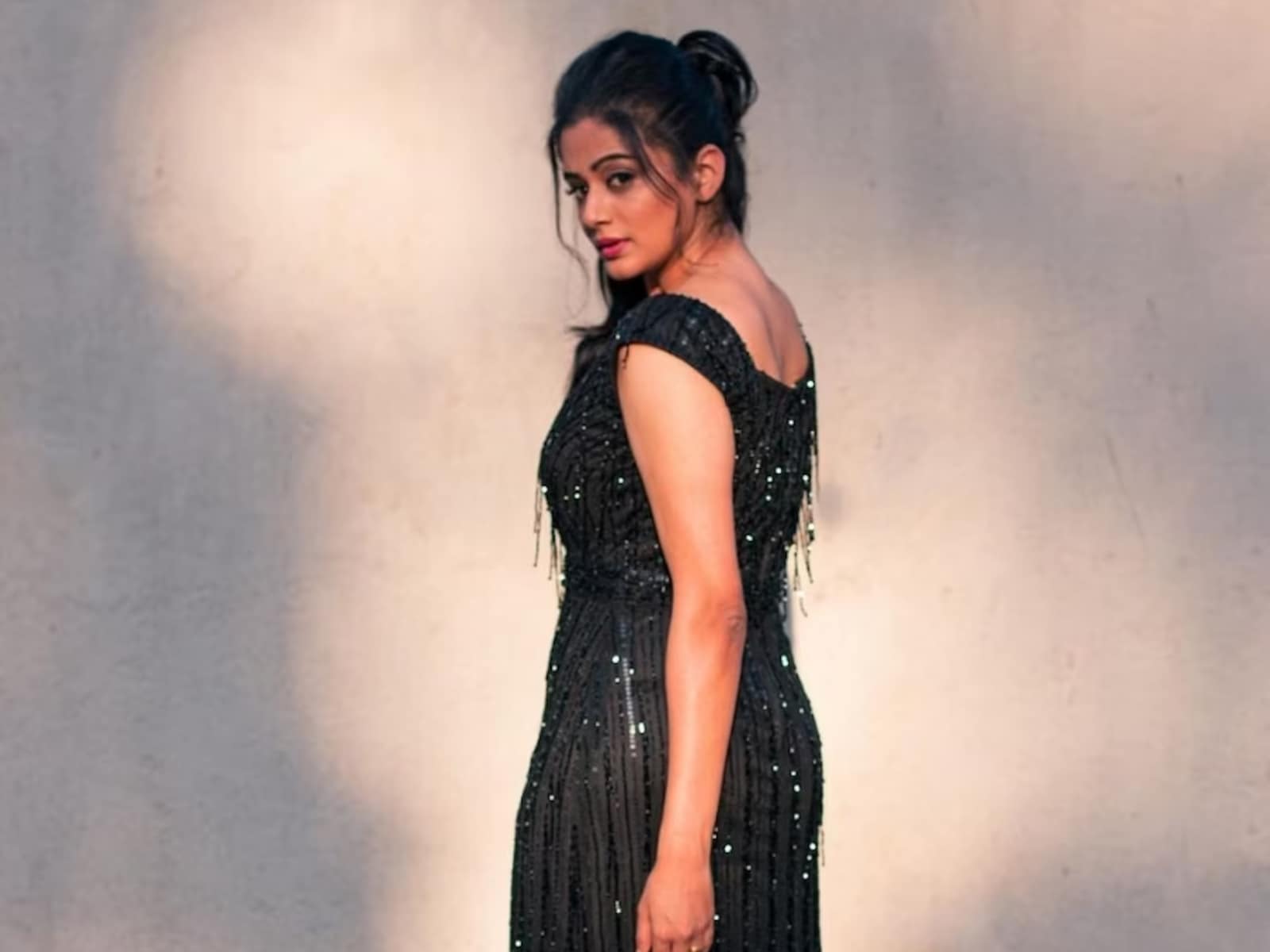 1600px x 1200px - Actress Priyamani Looks Stunning In Black Gown, See Pics - News18