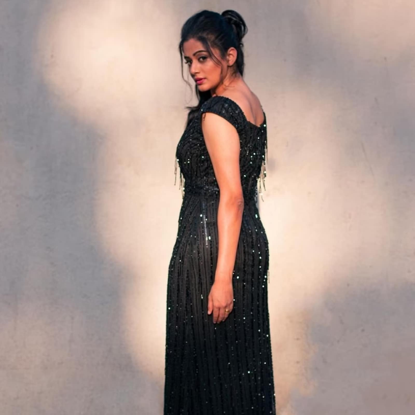 Actress Priyamani Looks Stunning In Black Gown, See Pics - News18
